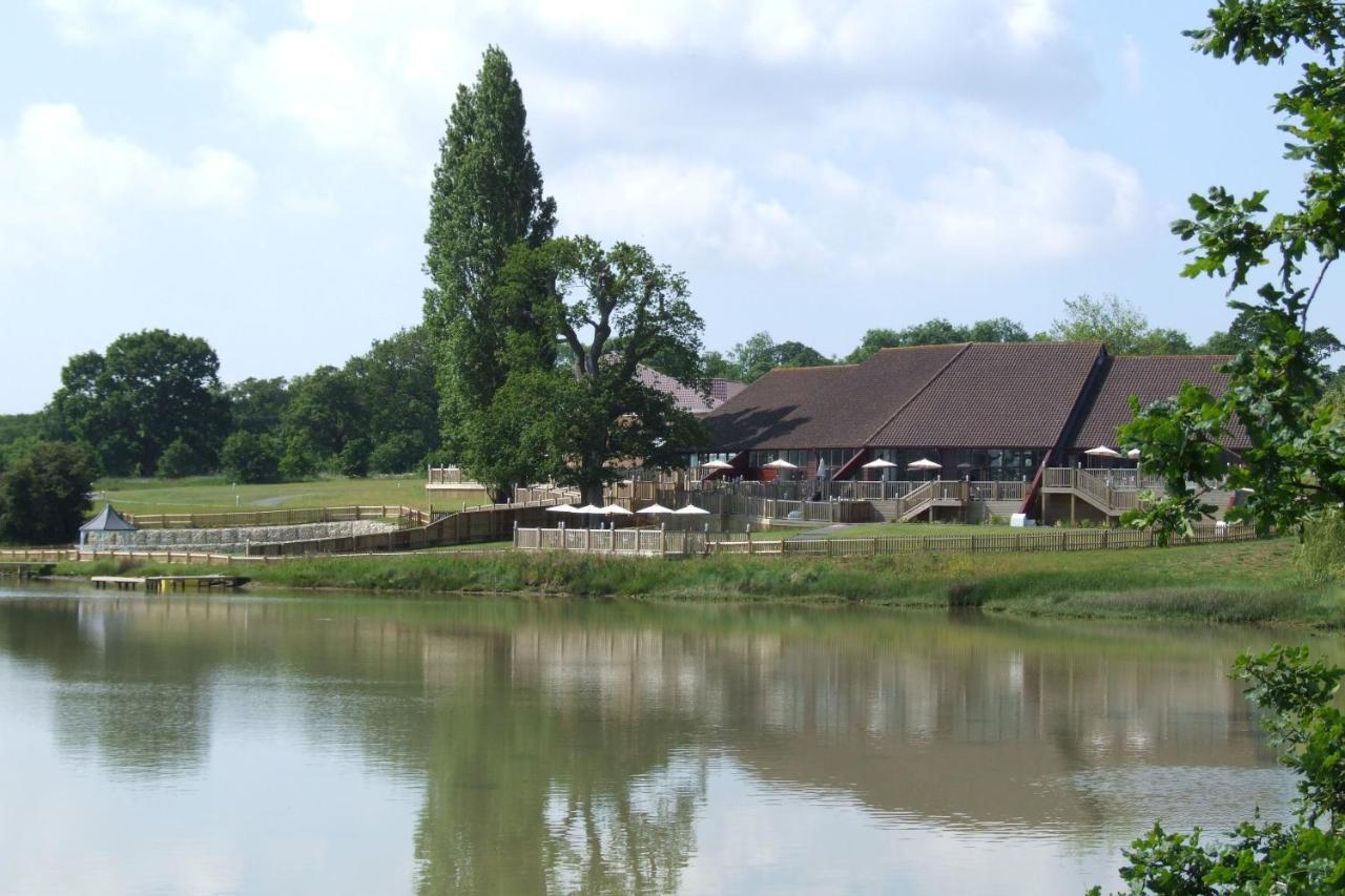 Lakeside Park Hotel & Spa Fishbourne  Εξωτερικό φωτογραφία