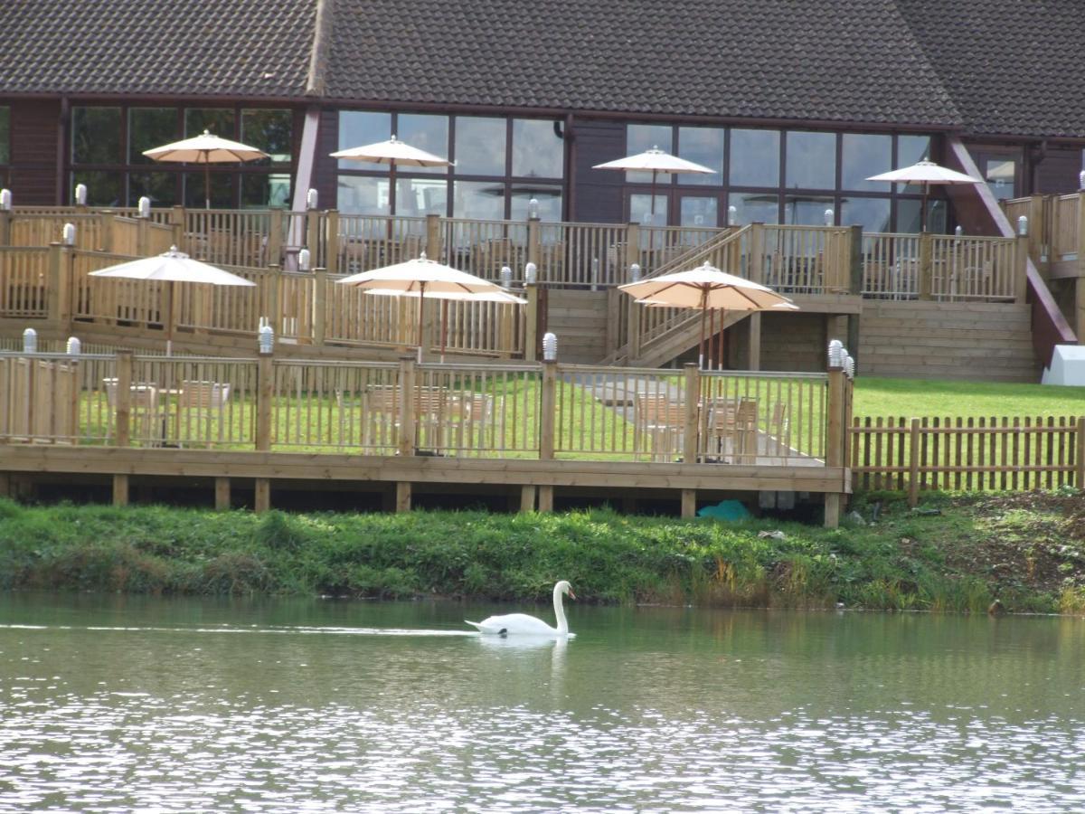 Lakeside Park Hotel & Spa Fishbourne  Εξωτερικό φωτογραφία